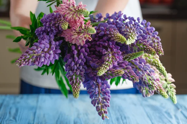 Vrouw houd boeket van zomerbloemen — Stockfoto