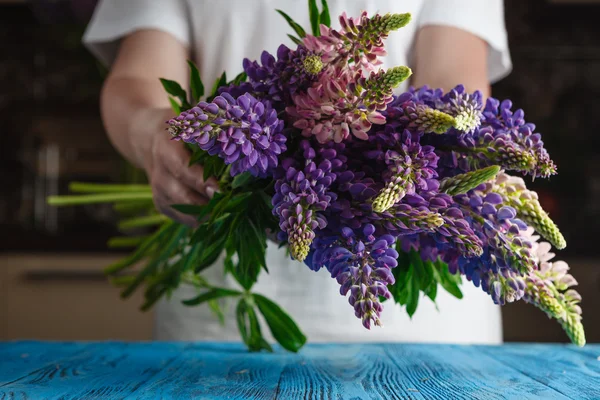 Feminino segurar Buquê de flores de verão — Fotografia de Stock