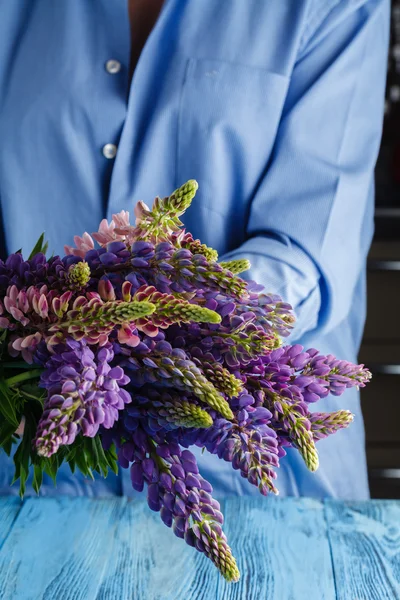 女人与野生羽扇豆的花束 — 图库照片