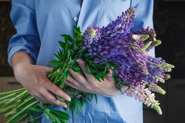 Close-up van de hand met bloemen — Stockfoto