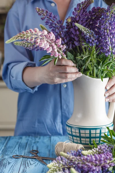 Donna fiorista creazione di un bouquet — Foto Stock