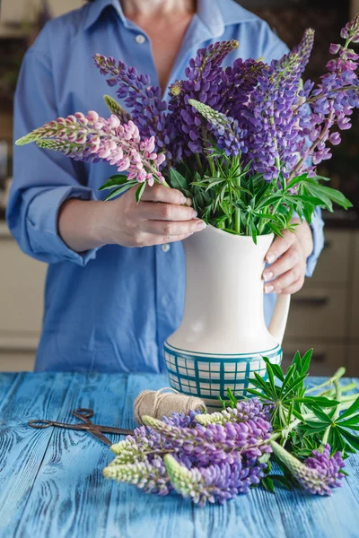 Florista mujer creando un ramo —  Fotos de Stock