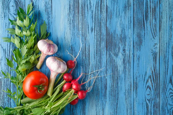 Legumes com alho, tomate e rabanete no backgr de madeira — Fotografia de Stock