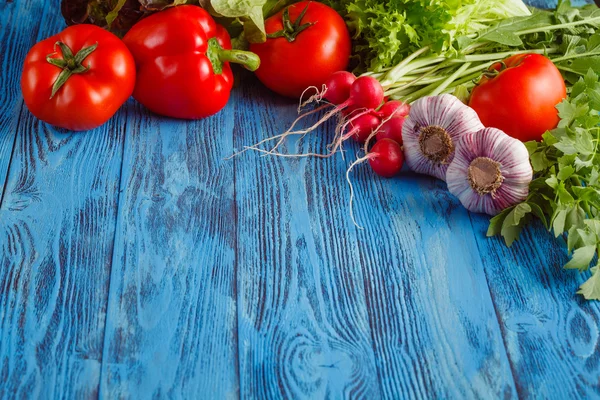 Летняя рама со свежими органическими овощами и фруктами на дереве — стоковое фото