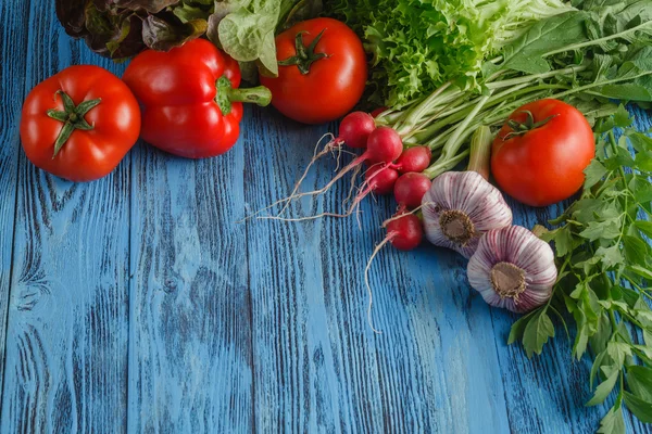 Moldura de verão com legumes orgânicos frescos e frutas em madeira — Fotografia de Stock