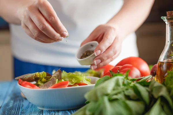 Detailní záběr na ženu přidat čerstvý kopr do salátu — Stock fotografie