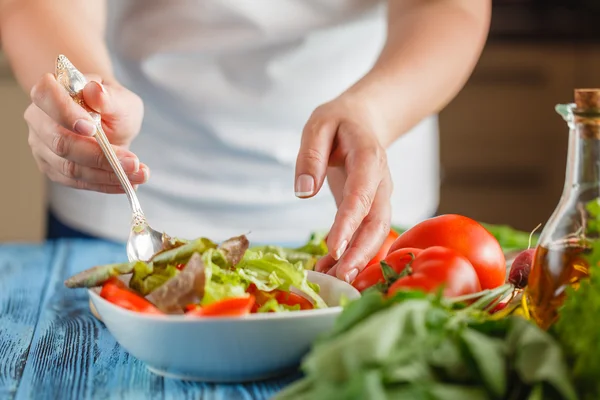 Zdravé stravování, vegetariánské jídlo, diety a lidé koncepce — Stock fotografie