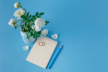 Alyans ve yabani gül buketi