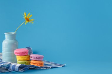 Macaroons ve kopya alanı ile sarı çiçek