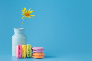 Çiçek ile Fransız renkli acıbadem kurabiyesi