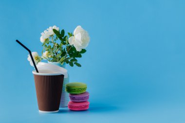 renkli kurabiye ve kahve fincanı