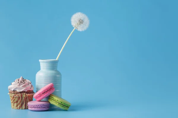 Flores de dente de leão na mesa — Fotografia de Stock