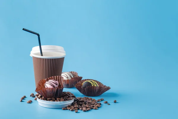 Papel taza de café y granos de café — Foto de Stock