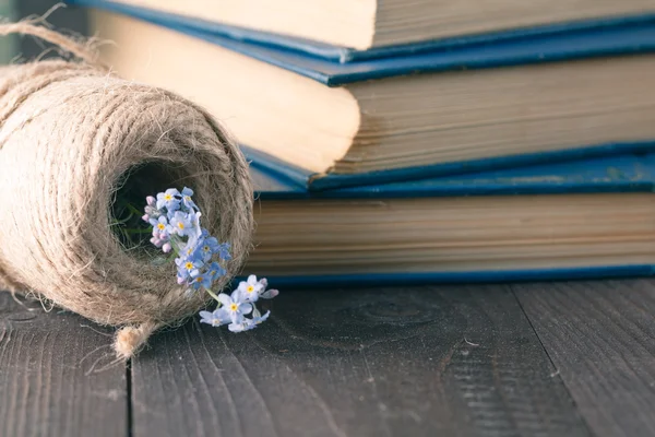 Ahşap arka plan üzerinde korun çiçekler