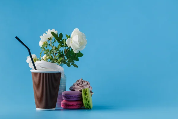 Macarrones coloridos y taza de café — Foto de Stock