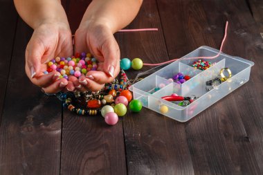 Güzel elleri renkli boncuklar ile