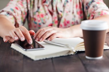 Serbest meslek sahibi kadın evde çalışma ile hareket eden telefon