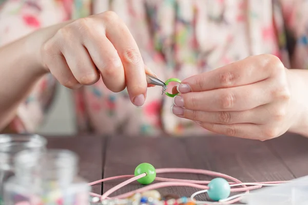 Mujer hacer joyas hechas a mano — Foto de Stock