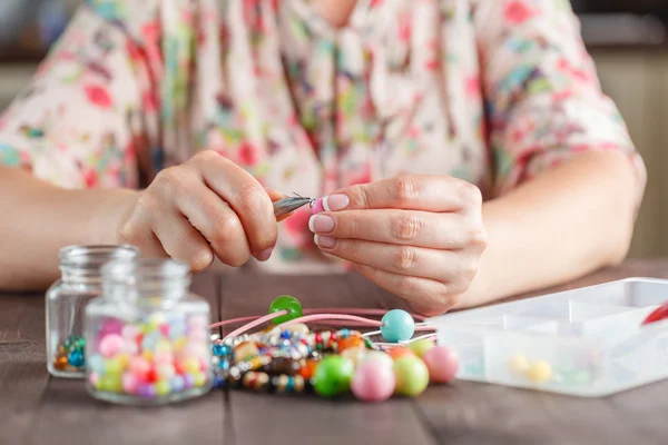 ホーム クラフト アートの宝石類を作る女性 — ストック写真