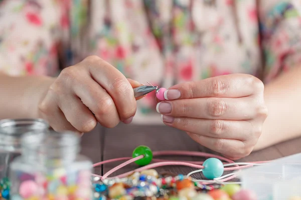 Femme faire des bijoux faits main — Photo