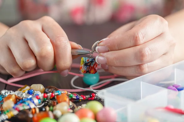 Mujer haciendo hogar arte artesanal bijouterie — Foto de Stock