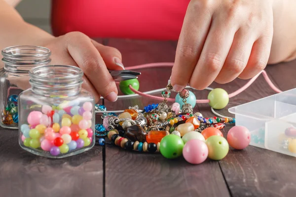 Mujer haciendo collar de cuentas de colores — Foto de Stock