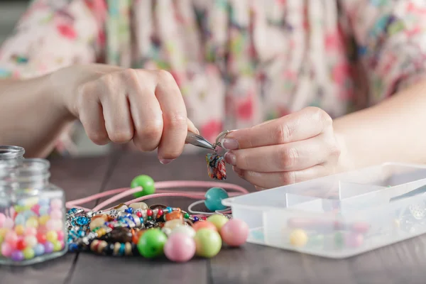 Mujer hacer joyas hechas a mano — Foto de Stock