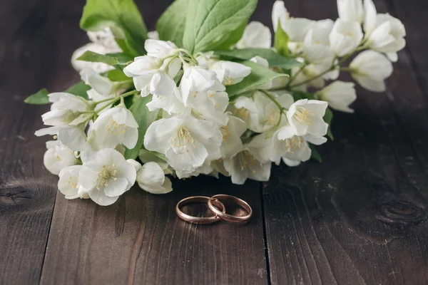 Bouquet da sposa con belle fedi nuziali in oro — Foto Stock