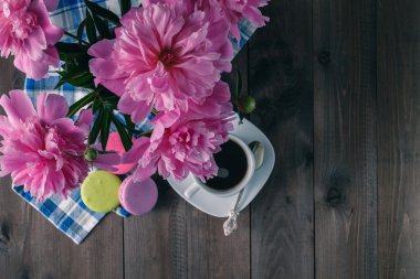 Kahve macarons ve Şakayık ahşap bir masa üzerinde