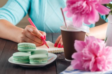 Aşk mektubu. Portre resim kadın el val için mesaj yazma