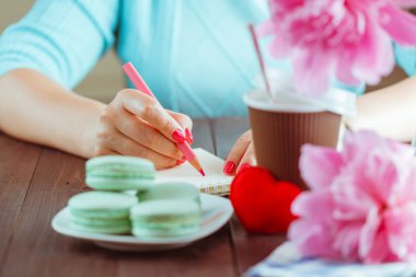 Aşk mektubu. Portre resim kadın el val için mesaj yazma