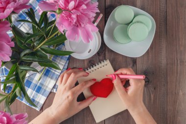 Aşk mesajı yazılıyor