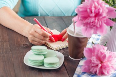 Kağıt kağıt üzerinde kurşun kalemle çizilmiş kalp