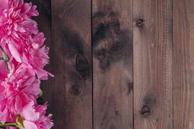 Ahşap arka planda pembe şakayıklar