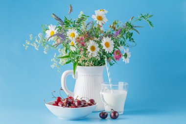 Tabak yoğurt ve kır çiçekleri kiraz 