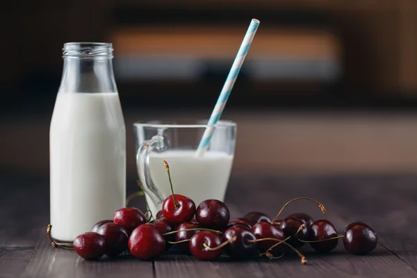 체리 나무 backgr에 우유의 유리의 아침의 건강 한 — 스톡 사진