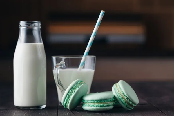 Milk glass with cookies on rustic wooden table with copy space — Stock Photo, Image