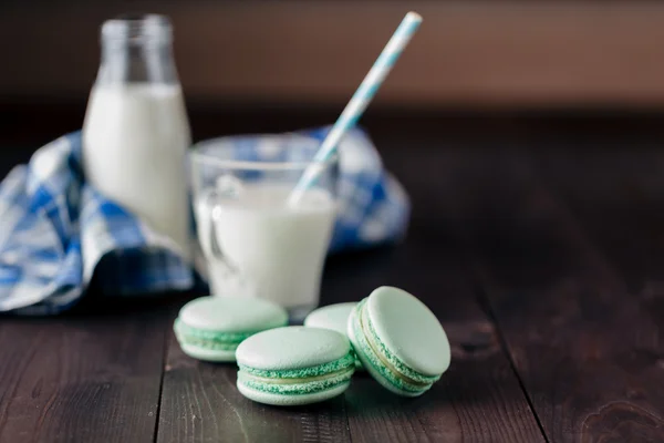 Maccheroni fatti in casa con bicchiere di latte — Foto Stock