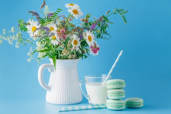 야생화 유리 컵에 신선한 우유 — 스톡 사진