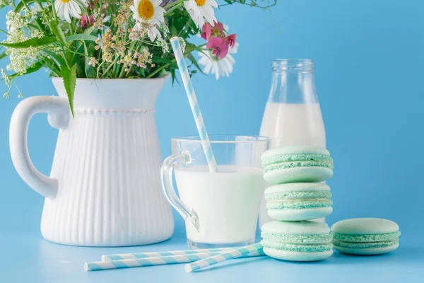 Fresh milk in glass mug and wildflowers — Stock Photo, Image