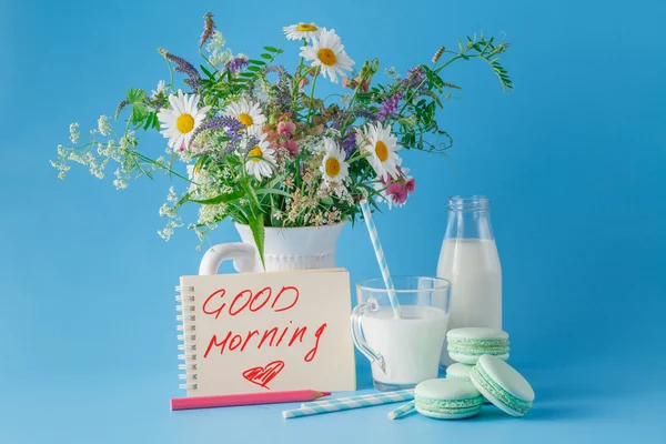 Breakfast with wildflowera, sweets — Stock Photo, Image