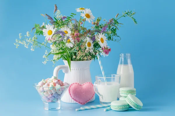 Vaso de leche con dulces de paja a rayas y macarrones — Foto de Stock