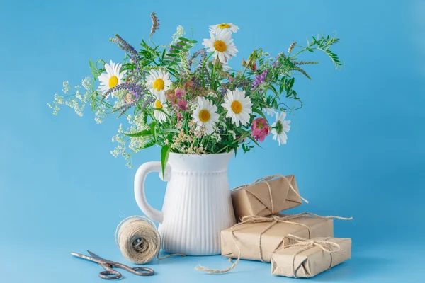 Kézzel készített ajándék doboz-val wildflowers a kék háttér — Stock Fotó
