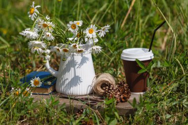 Yaz g de ahşap masa üzerinde papatya ile kahve fincan