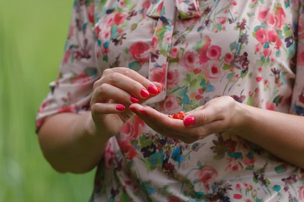 Mujer joven con fresa — Foto de Stock