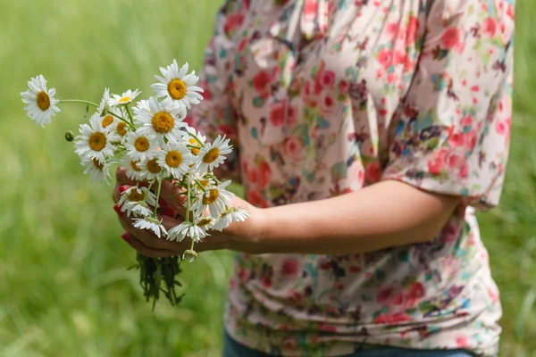 デイジーの花の花束を持つ女性 — ストック写真