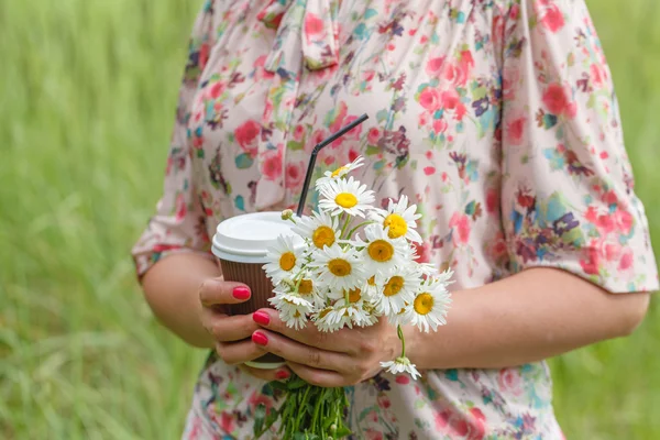 Concepto de verano, la mujer sostiene la taza de café para llevar en el día soleado — Foto de Stock