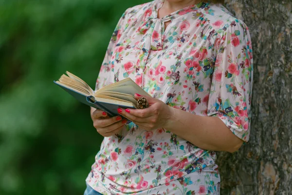 Студентка з хорошою книгою в парку — стокове фото