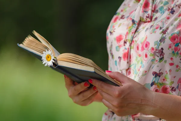 Молода красива жінка читає цікаву книгу — стокове фото