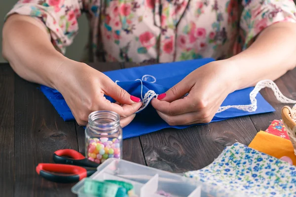 Close-up of woman's hand stitching quilting — Stock Photo, Image